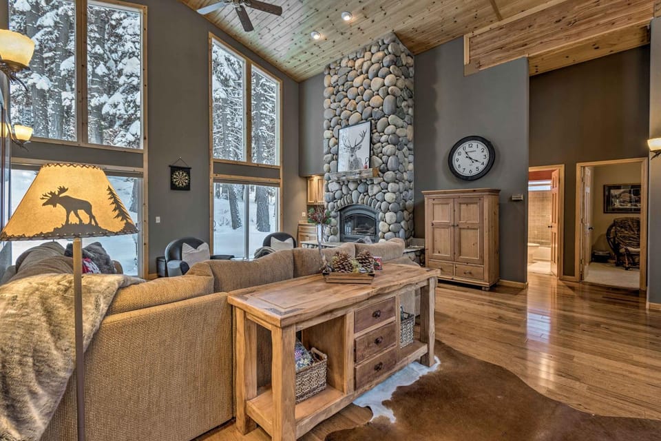 Tahoe Donner Mountain Cabin: Surrounded by Forest! Cabin in Truckee