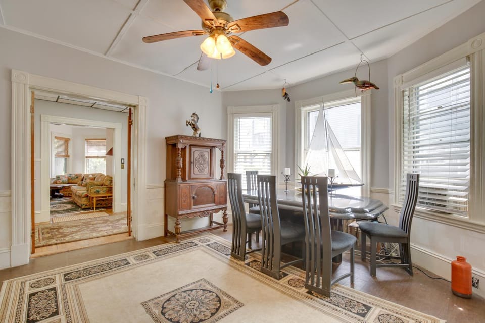 Quaint Beverly Townhome: Walk to Beach & Downtown! House in Salem