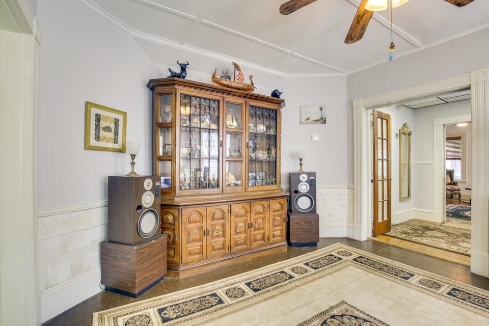 Quaint Beverly Townhome: Walk to Beach & Downtown! House in Salem