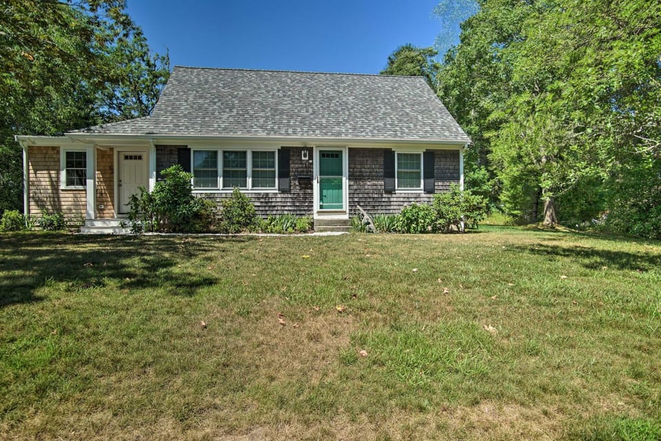 Near Beaches & Dtwn Falmouth: Family Home w/ Deck House in East Falmouth
