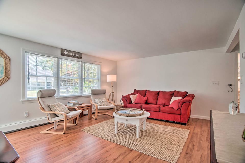 Near Beaches & Dtwn Falmouth: Family Home w/ Deck House in East Falmouth
