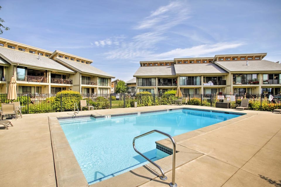 Lake Pend Oreille Condo w/ Porch & Mountain View! House in Sandpoint