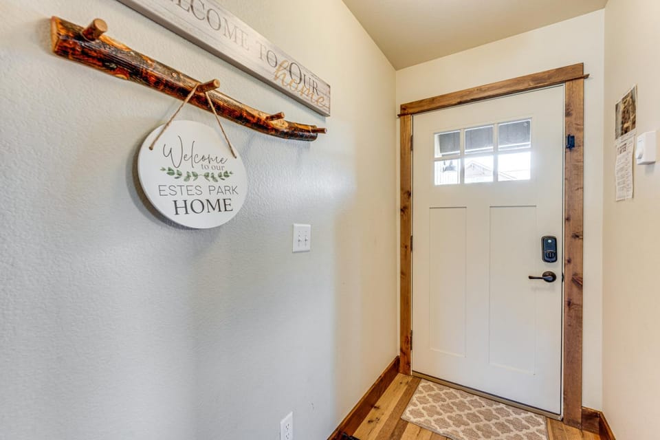 Newly Built Estes Park Townhome, 2 Miles to RMNP! House in Estes Park