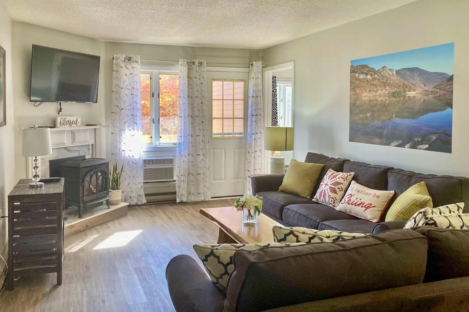 Hike, Ski, Explore: Lincoln Condo w/ Pool Access House in Woodstock