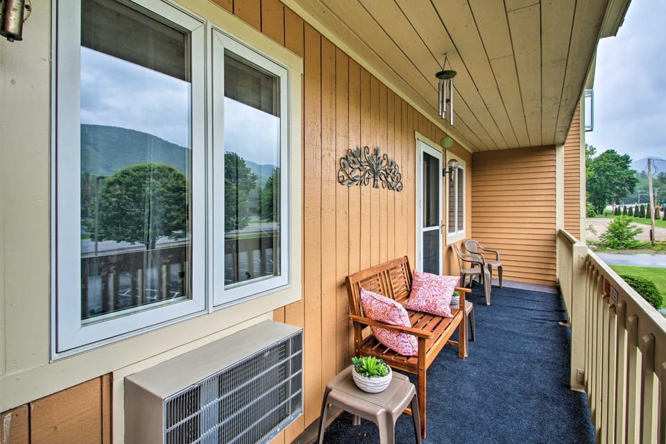 Hike, Ski, Explore: Lincoln Condo w/ Pool Access House in Woodstock