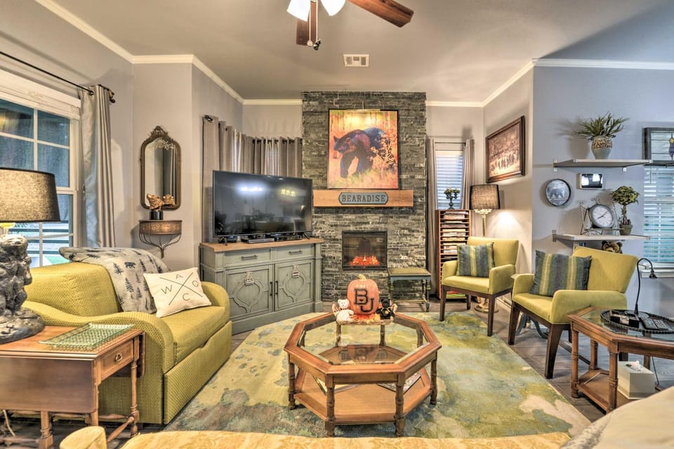 'Bearadise Bungalow' ~ 2 Mi to Magnolia Market! House in Waco