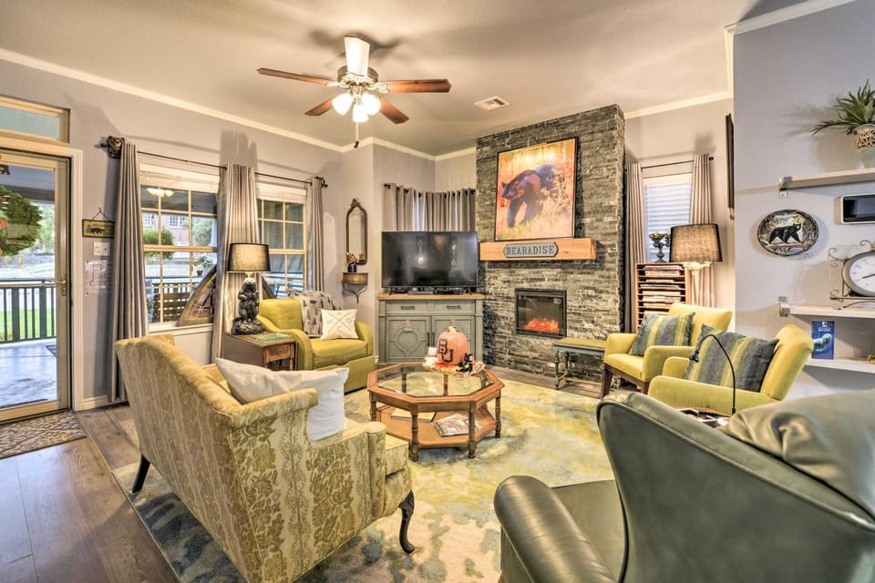 'Bearadise Bungalow' ~ 2 Mi to Magnolia Market! House in Waco