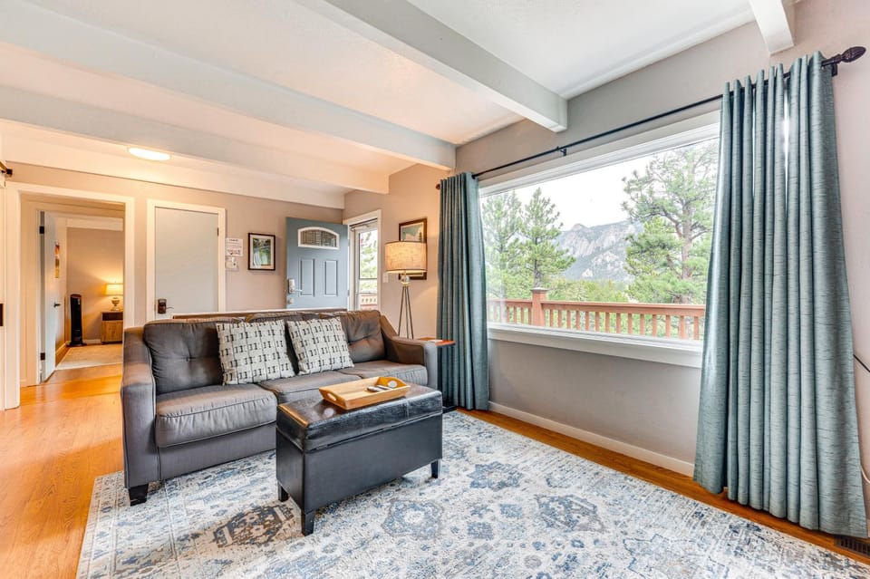 Estes Park Condo w/ Deck & Views ~ 3 Miles to RMNP House in Estes Park