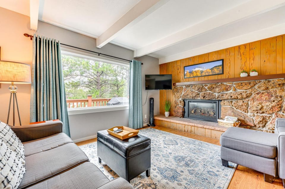 Estes Park Condo w/ Deck & Views ~ 3 Miles to RMNP House in Estes Park