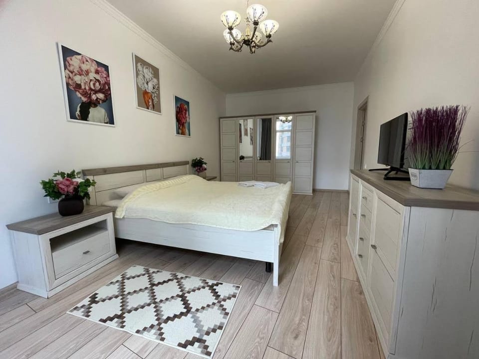 Bed, TV and multimedia, Bedroom, wardrobe