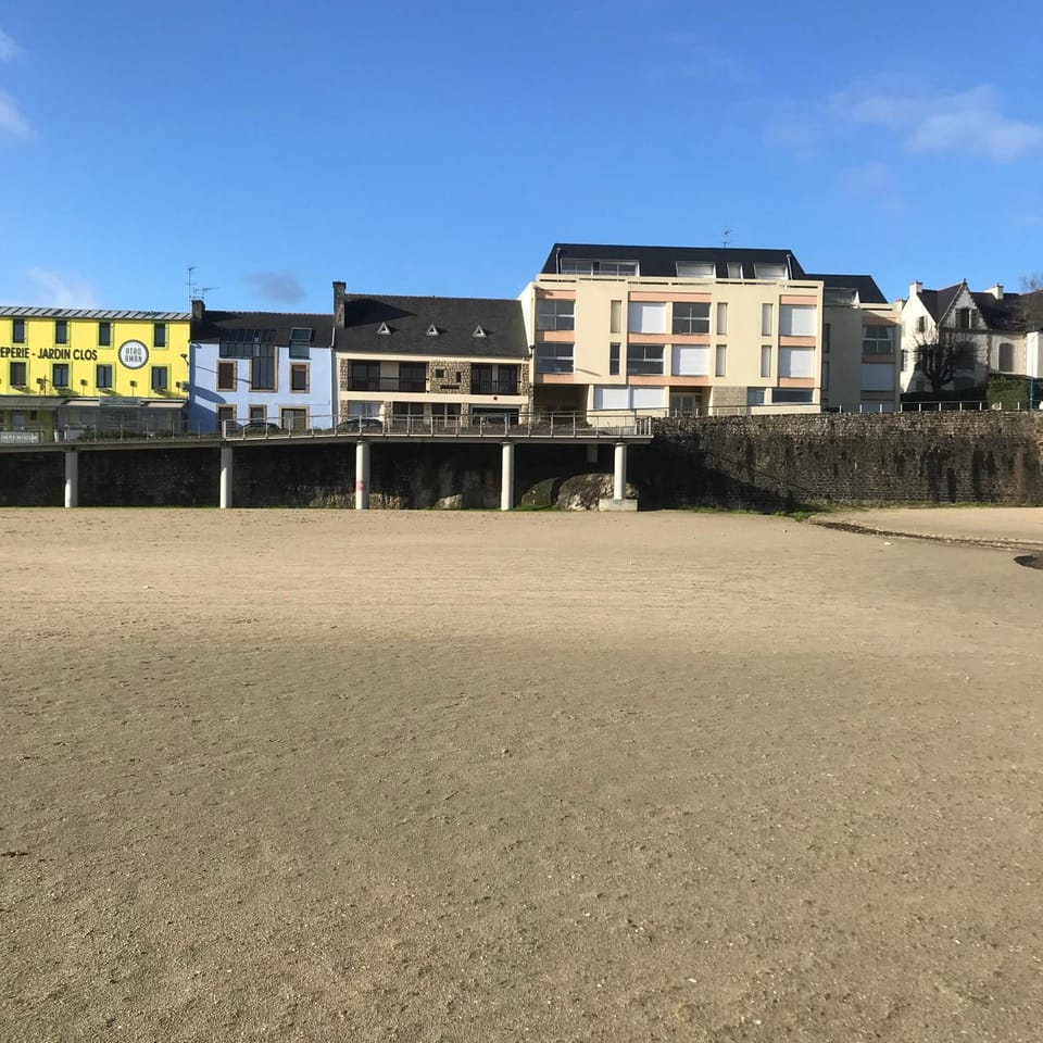 Property building, Nearby landmark, Neighbourhood, Beach