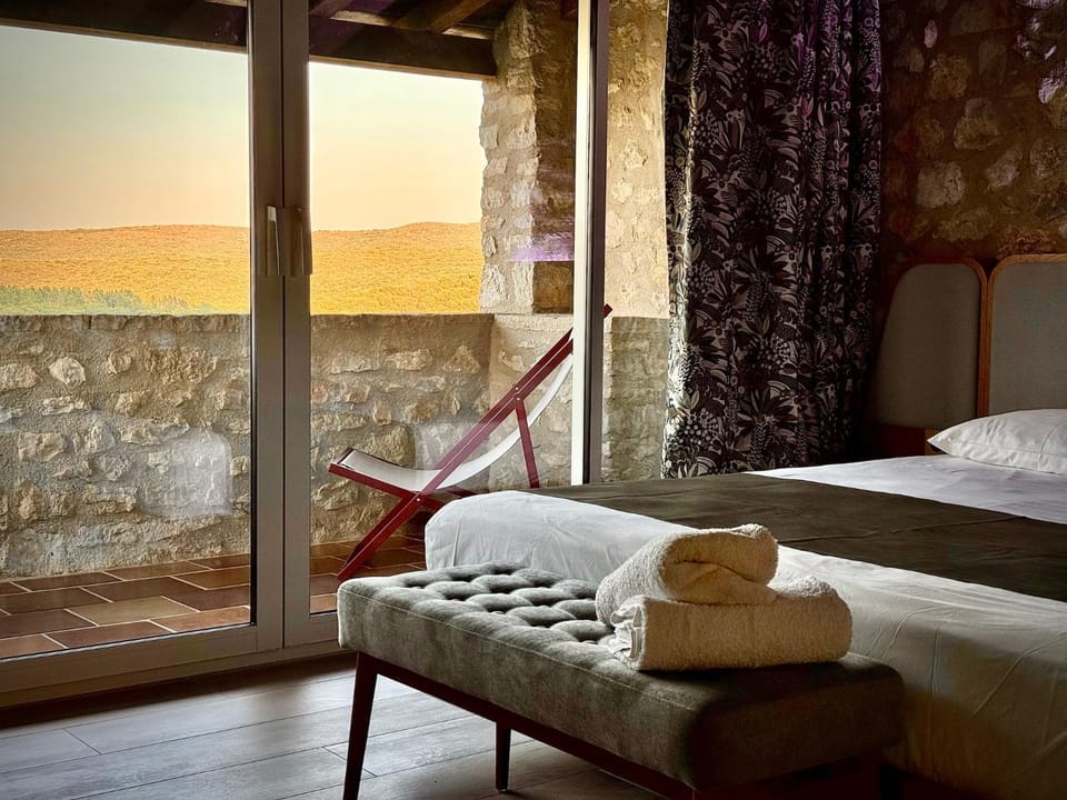 Bed, Natural landscape, Photo of the whole room, Bedroom