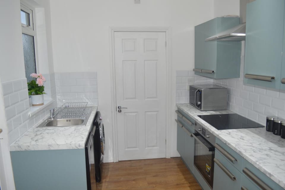 9 bed house (7 Mins) 2 miles from Newcastle centre Apartment in Gateshead