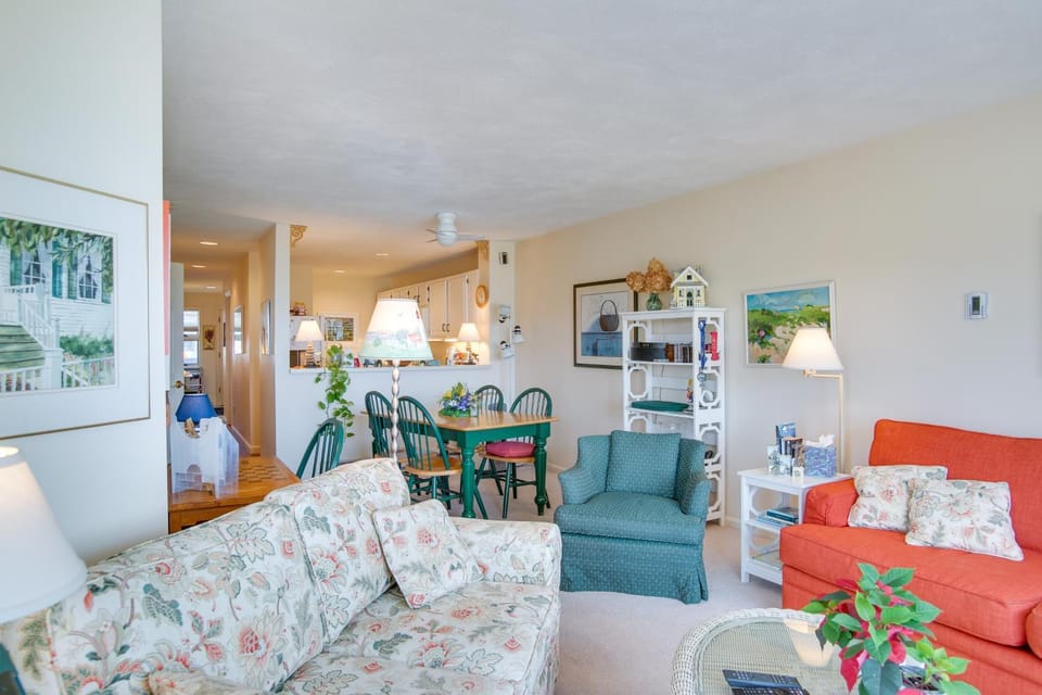 Breezy Oak Bluffs Condo - Steps to Inkwell Beach! House in Oak Bluffs