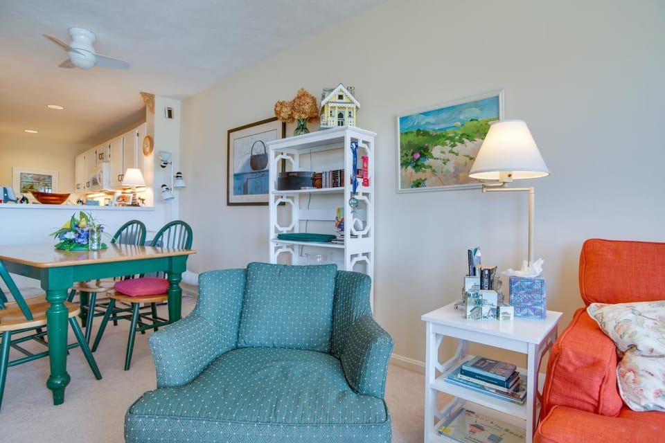 Breezy Oak Bluffs Condo - Steps to Inkwell Beach! House in Oak Bluffs