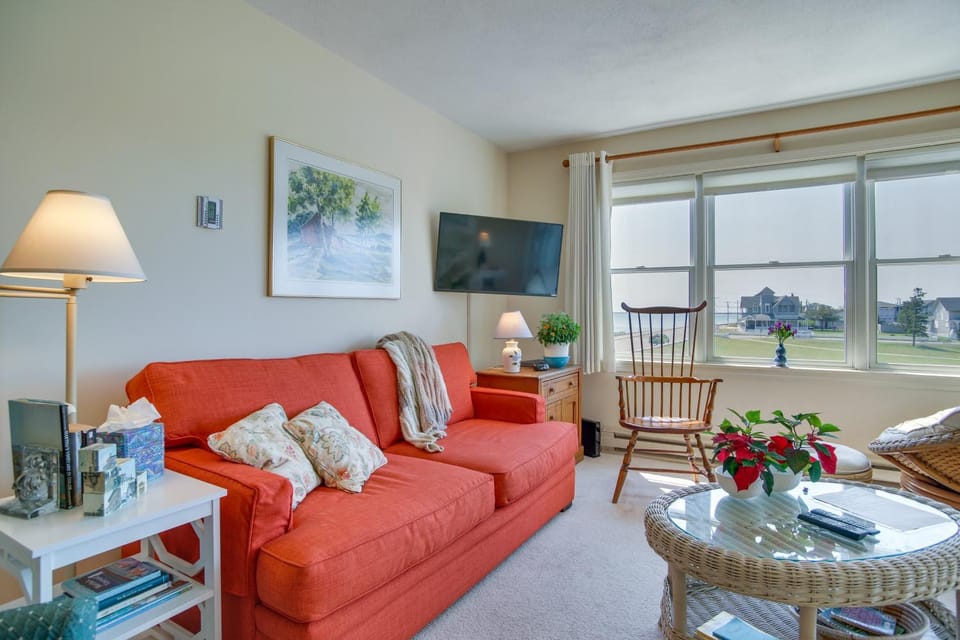 Breezy Oak Bluffs Condo - Steps to Inkwell Beach! House in Oak Bluffs