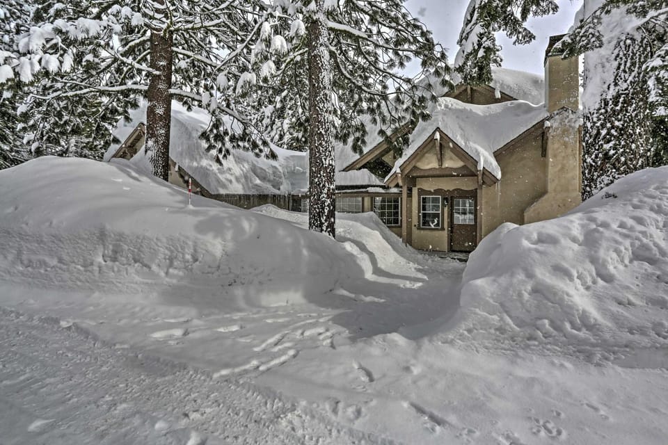 1 Mi to Lift! Olympic Valley Chalet with Hot Tub House in Palisades Tahoe (Olympic Valley)