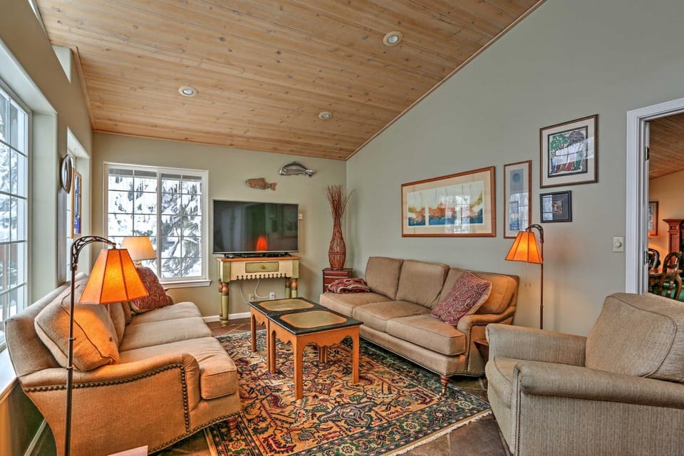 1 Mi to Lift! Olympic Valley Chalet with Hot Tub House in Palisades Tahoe (Olympic Valley)