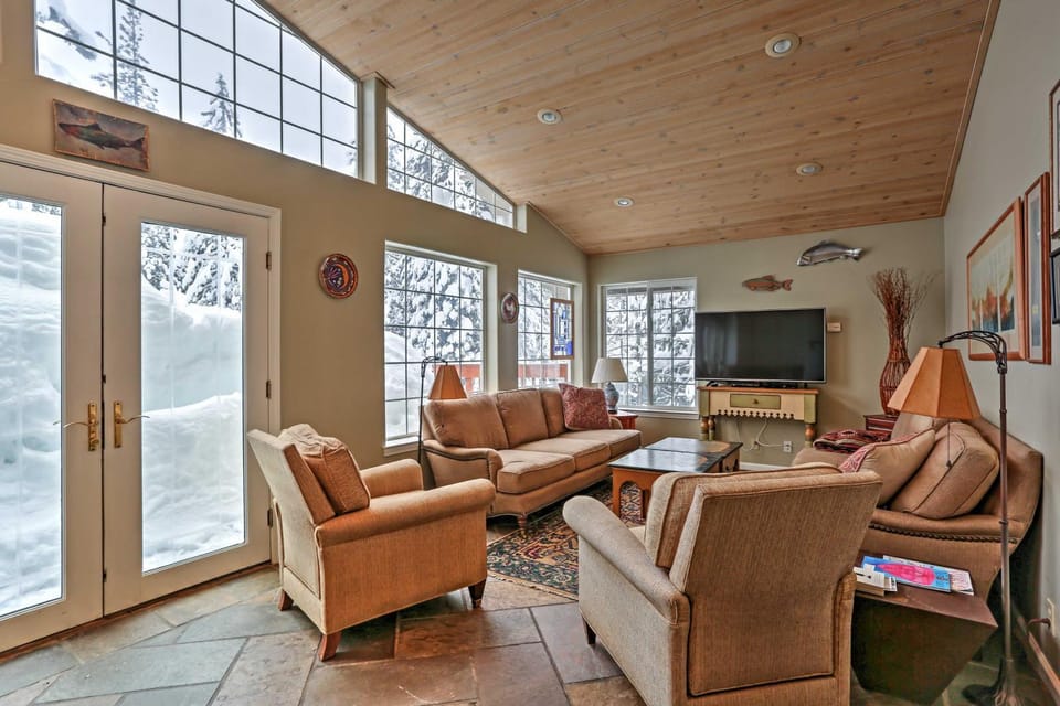 1 Mi to Lift! Olympic Valley Chalet with Hot Tub House in Palisades Tahoe (Olympic Valley)