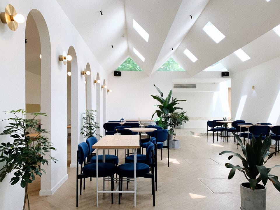 Restaurant/places to eat, Restaurant/places to eat, Dining area