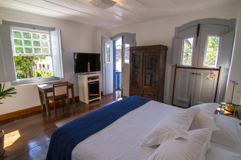 Bed, TV and multimedia, Photo of the whole room, Bedroom, hair dresser, wardrobe, air conditioner