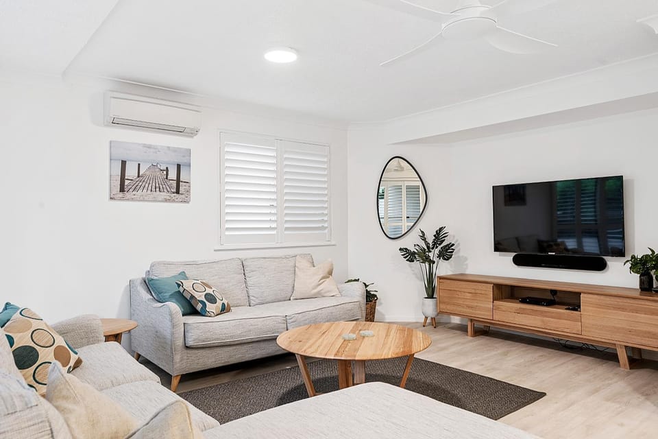 TV and multimedia, Living room, fireplace