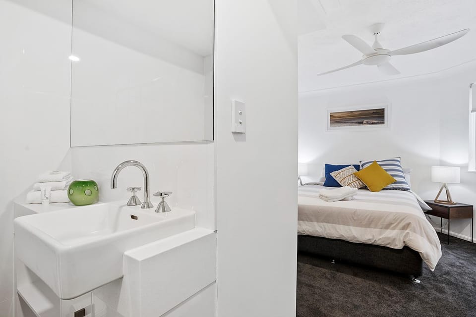 Bed, Photo of the whole room, Bedroom, fireplace, towels