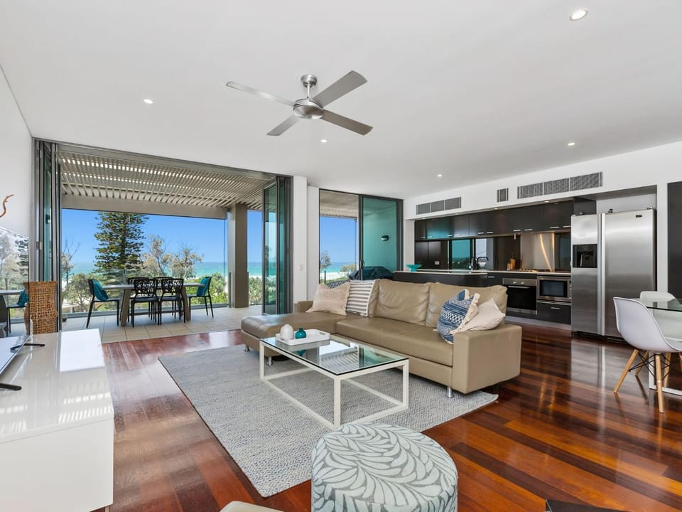 TV and multimedia, Kitchen or kitchenette, Living room, Seating area, Dining area