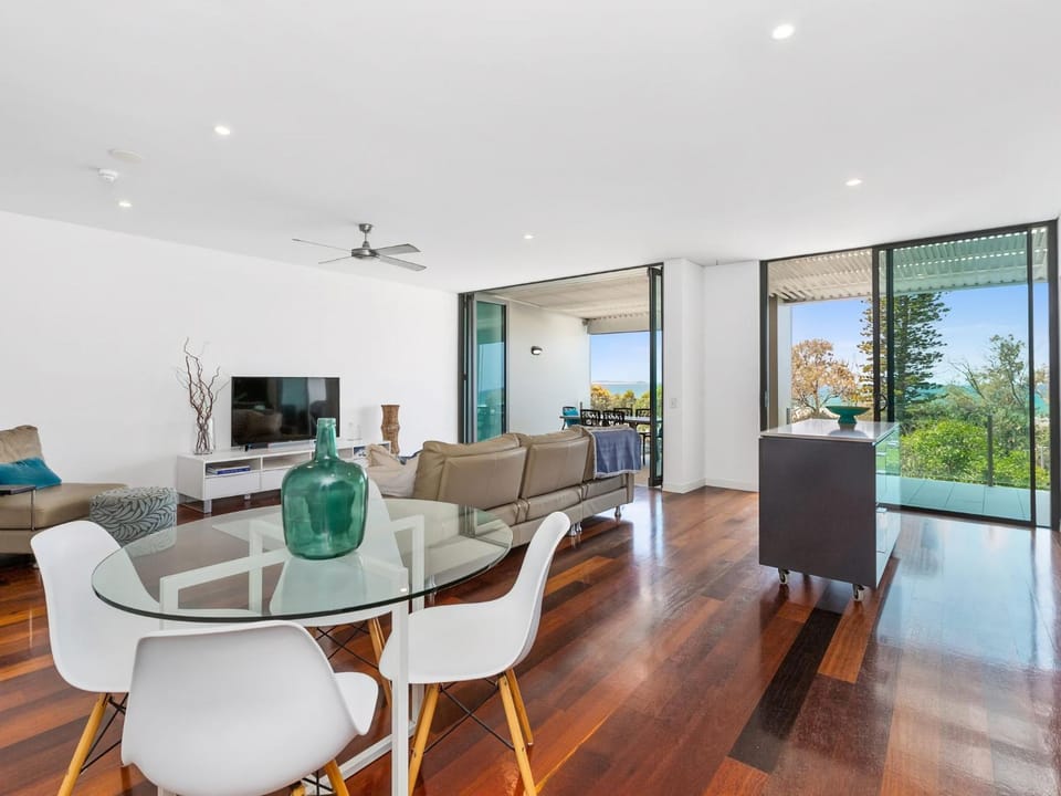 Patio, TV and multimedia, Living room, Seating area, Dining area