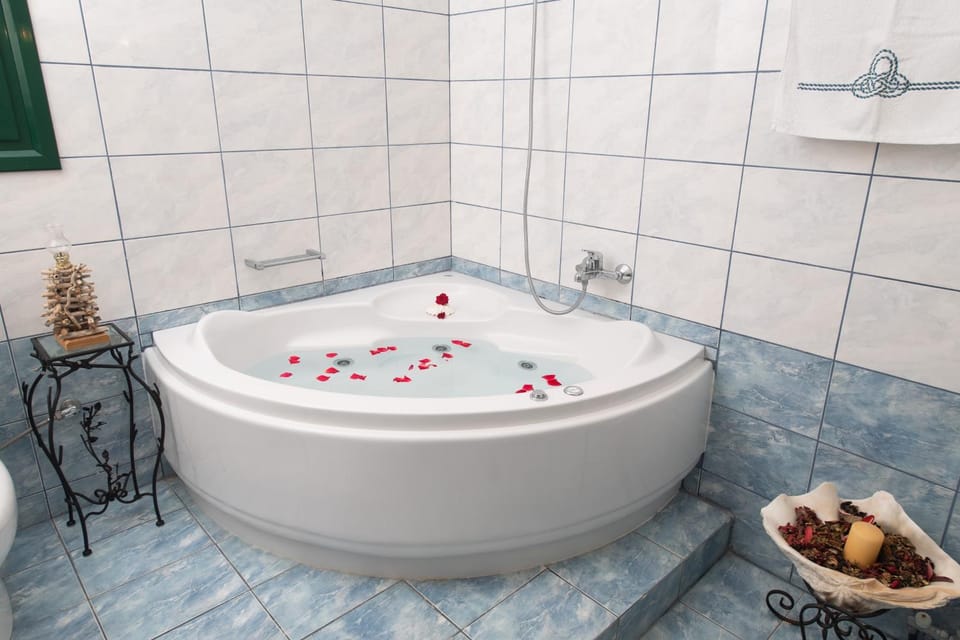 Hot Tub, Bathroom