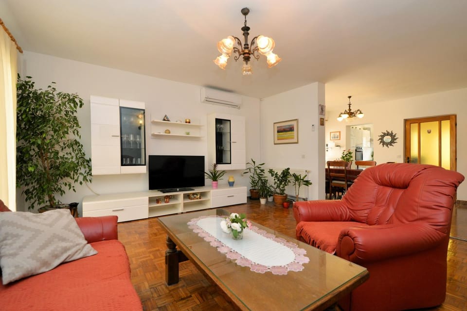 TV and multimedia, Living room, Seating area, internet, air conditioner