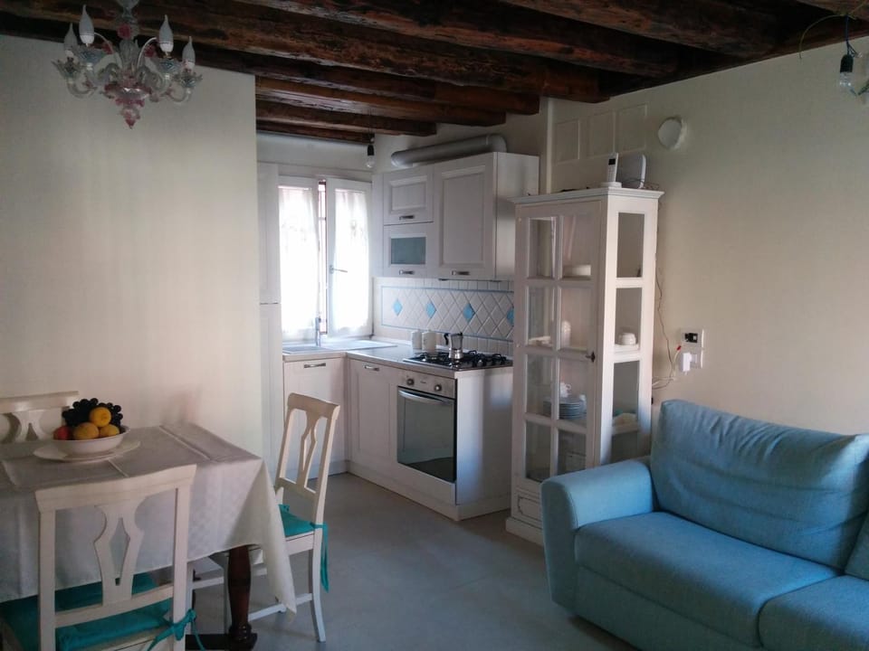 Kitchen or kitchenette, Living room, Seating area, Dining area, pet friendly, stove