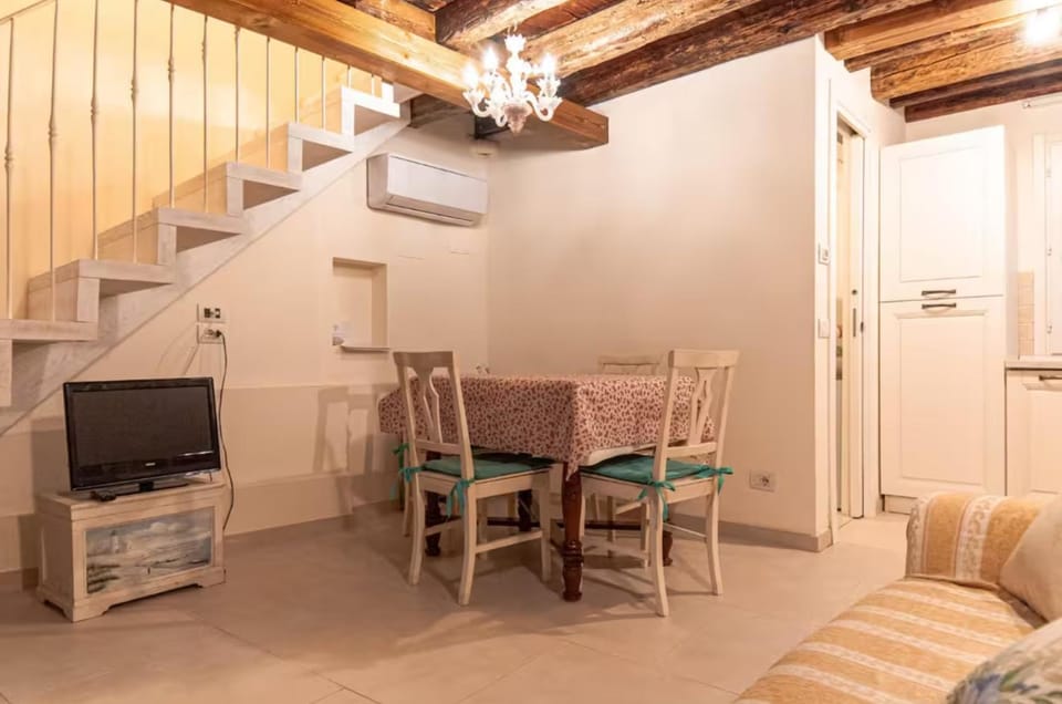 TV and multimedia, Kitchen or kitchenette, Living room, Seating area, Dining area