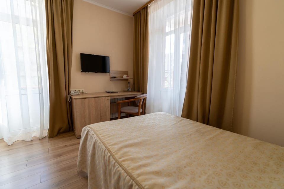 Bed, TV and multimedia, Photo of the whole room, Bedroom