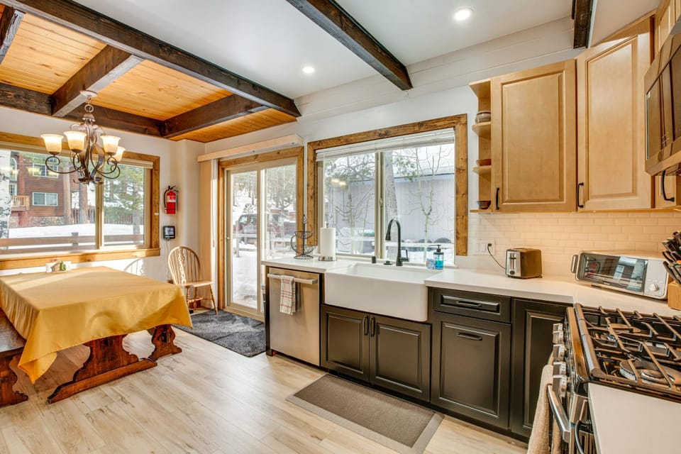Discount Available! Lake Tahoe Gem w/ Pool Table House in Sierra Nevada