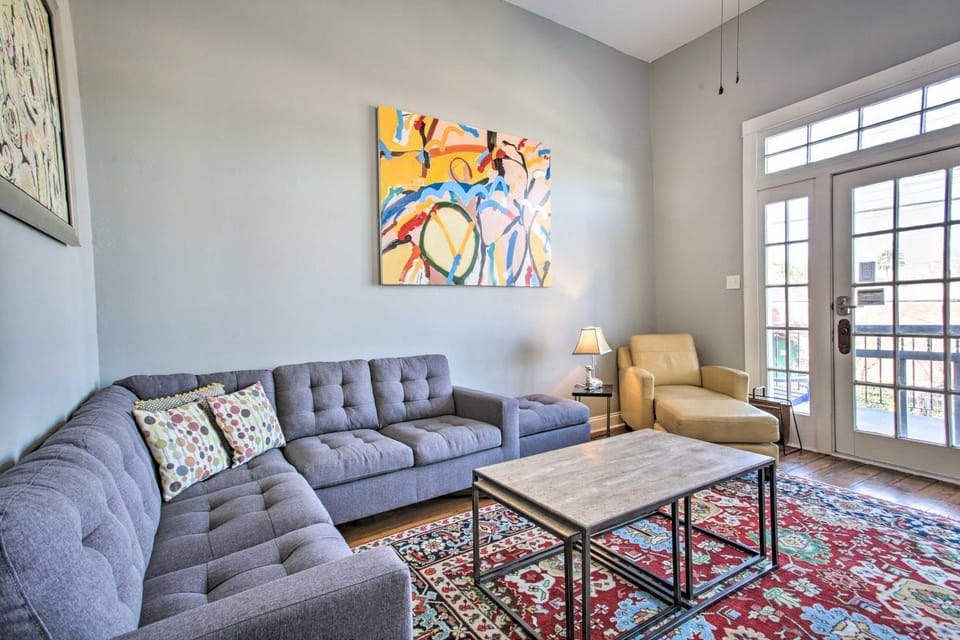 Uptown NOLA Apt on Magazine Street w/ Backyard! Apartment in New Orleans