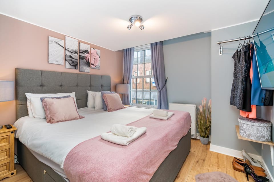 Bed, TV and multimedia, Bedroom