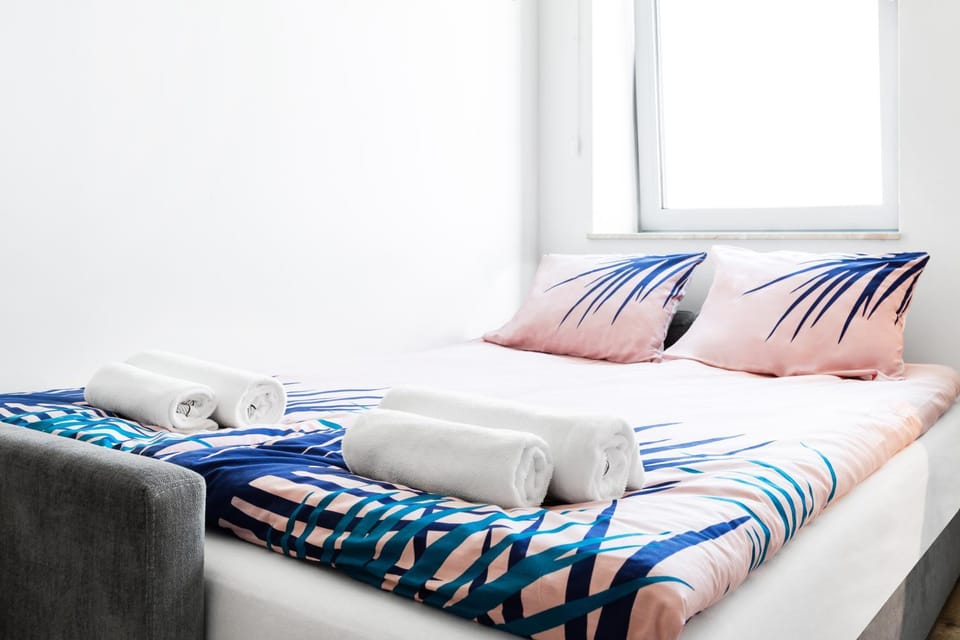Bed, towels