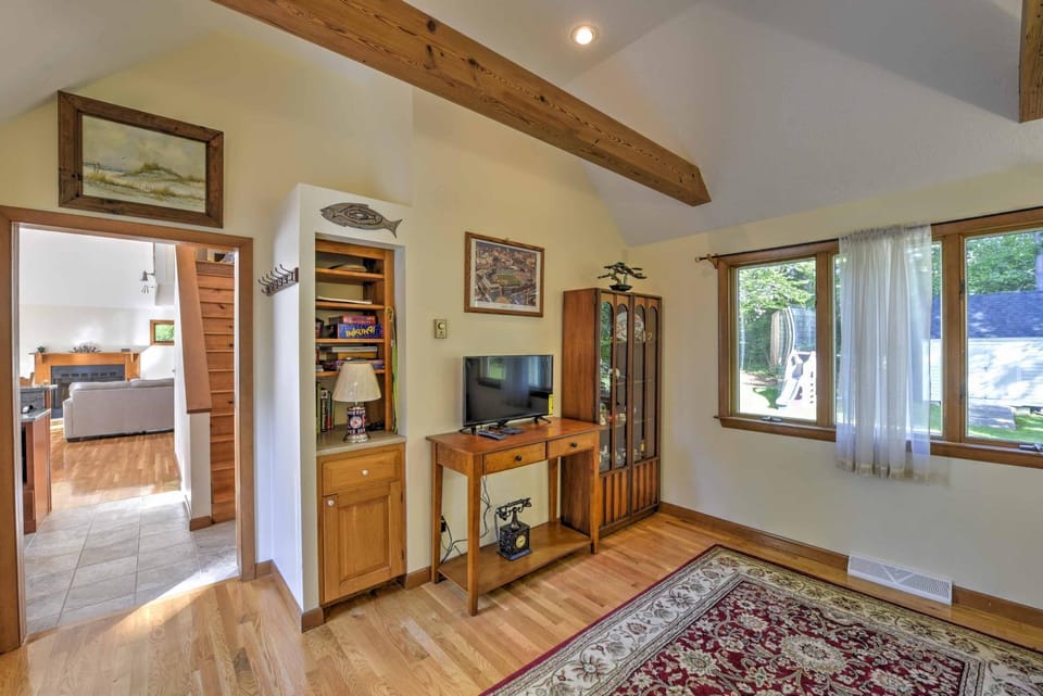 Families Welcome! East Falmouth Home 4 Mi to Beach House in Mashpee