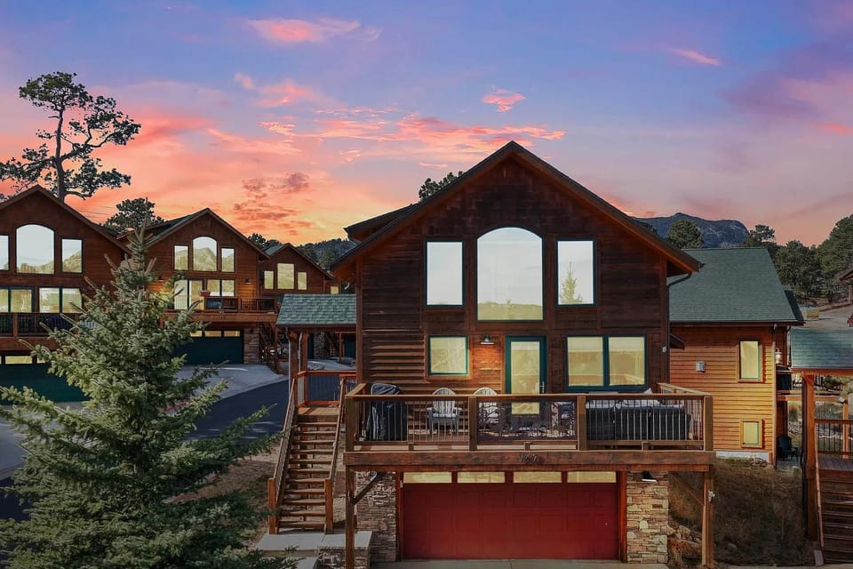 Updated & Spacious Lodge in Heart of Estes Park! House in Estes Park