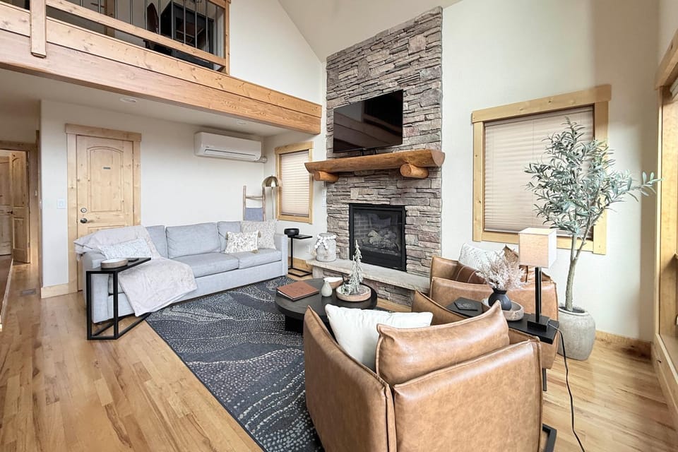 Updated & Spacious Lodge in Heart of Estes Park! House in Estes Park