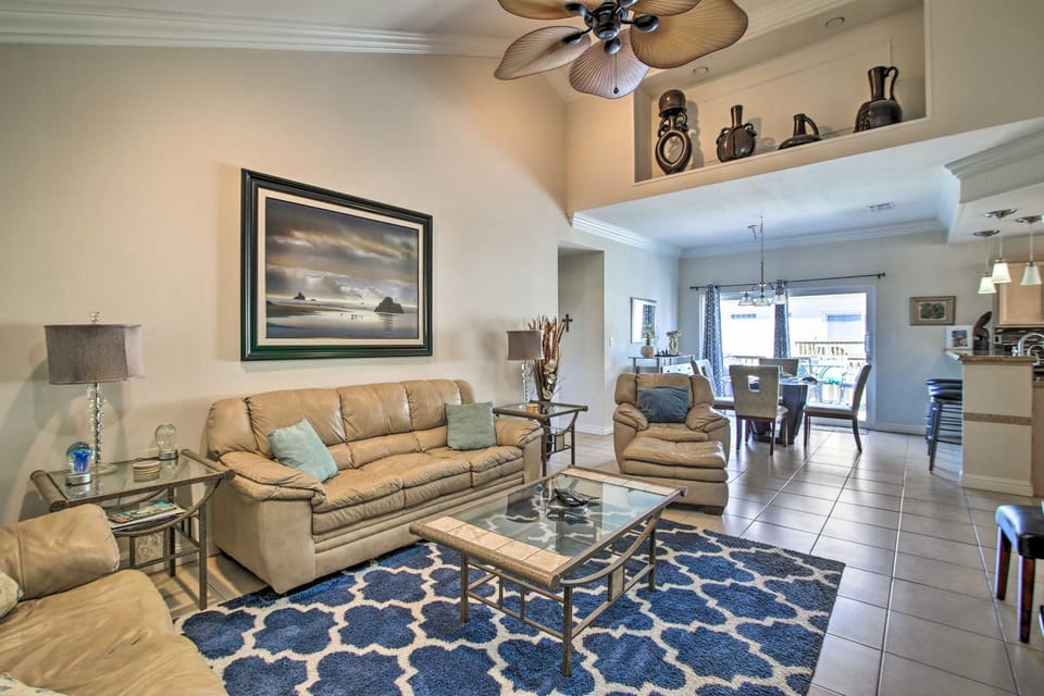South Padre Island Condo w/ Pool Access & Balcony! House in South Padre Island
