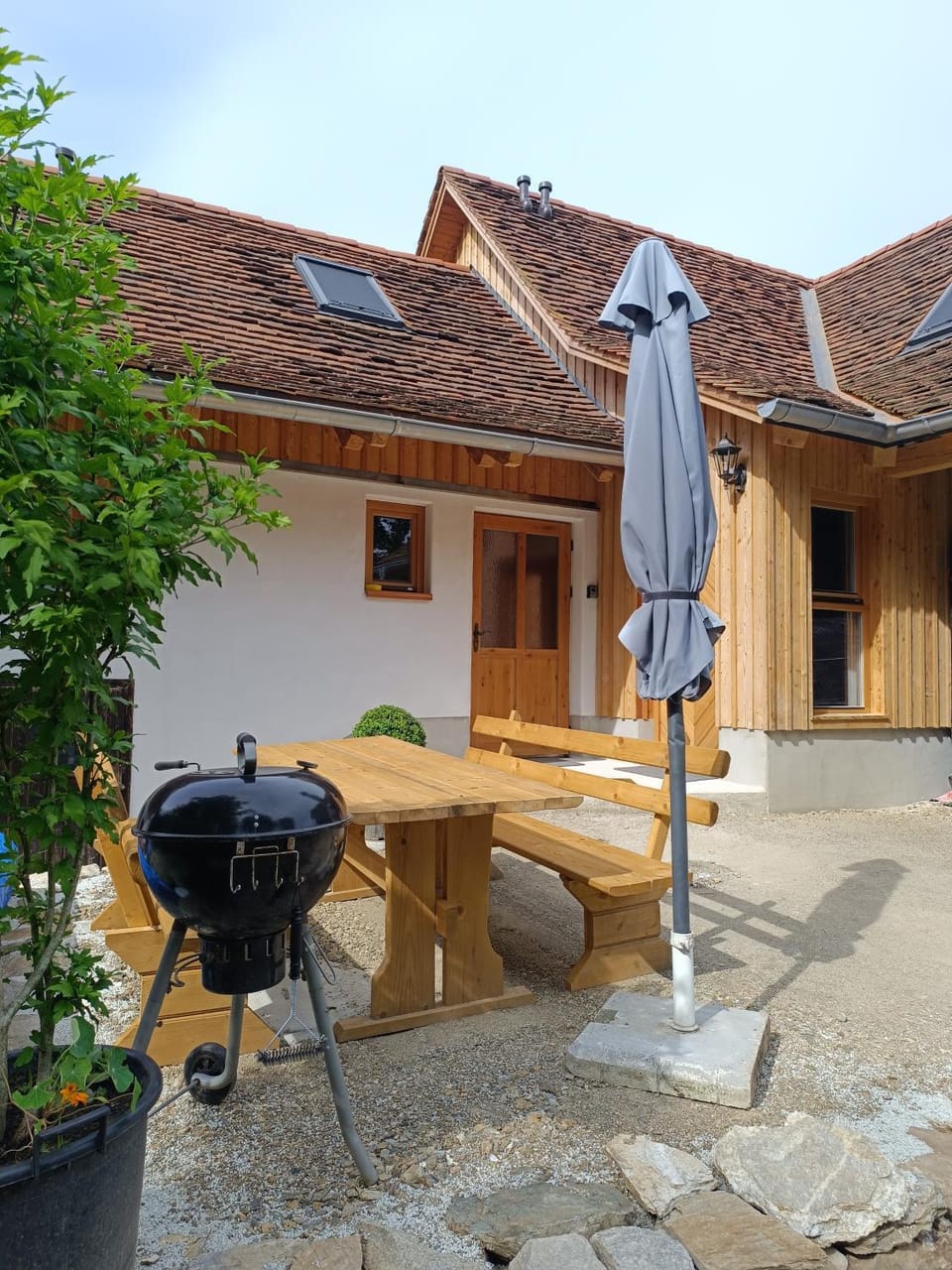 Property building, Patio, Facade/entrance, BBQ facilities, BBQ facilities