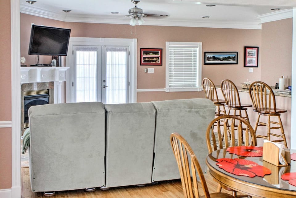 Waterfront NOLA Villa: 23 Mi to French Quarter! Villa in Ninth Ward