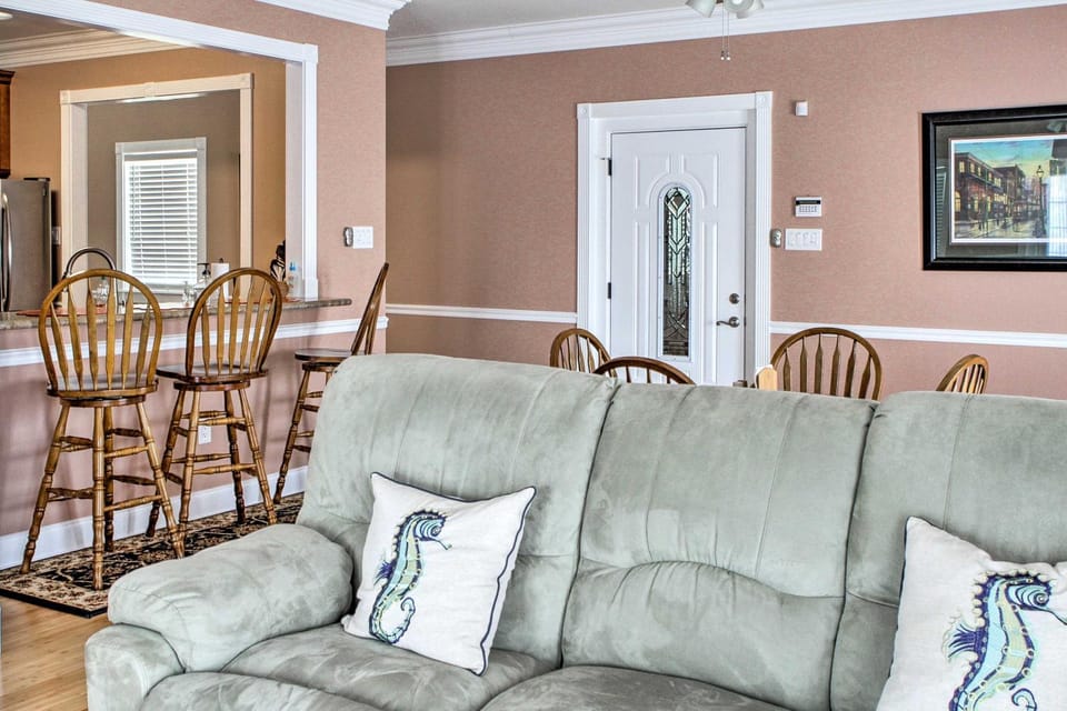 Waterfront NOLA Villa: 23 Mi to French Quarter! Villa in Ninth Ward