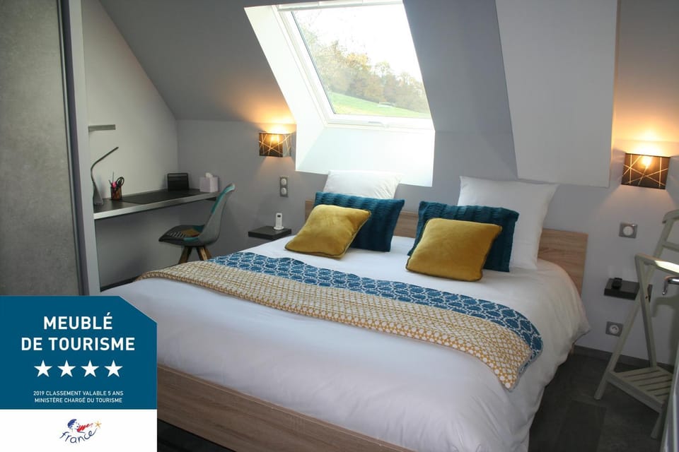 Bed, Photo of the whole room, Bedroom, Certificate/Award
