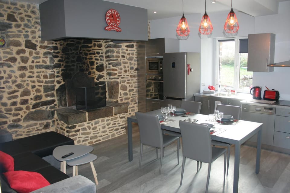 Kitchen or kitchenette, Dining area, Communal kitchen