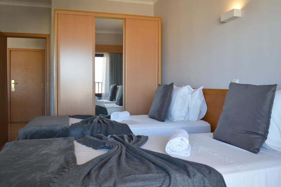 Bed, Day, Summer, Photo of the whole room, Decorative detail, Seating area, Bedroom, On site, City view, Street view, Area and facilities, young children, older children, group of guests, Family, Quiet street view, Inner courtyard view