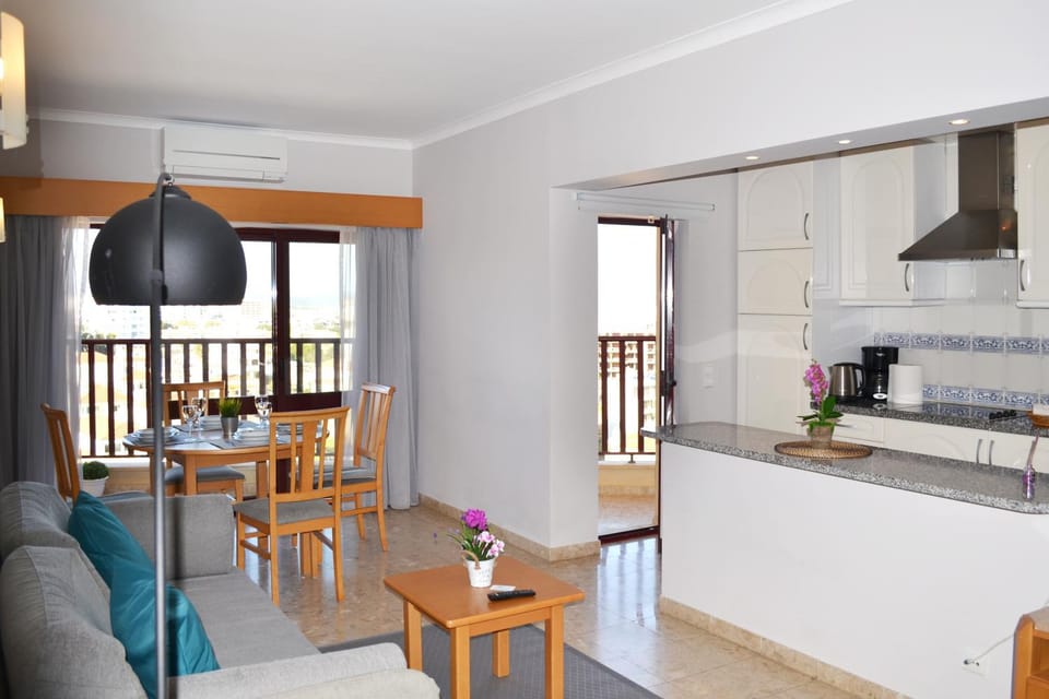 Spring, Bed, Day, TV and multimedia, Coffee/tea facilities, View (from property/room), Balcony/Terrace, Kitchen or kitchenette, Living room, Photo of the whole room, Decorative detail, Seating area, Dining area, On site, City view, Street view, young children, older children, group of guests, Family, Quiet street view, Inner courtyard view