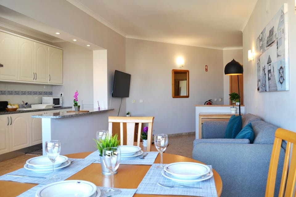 Spring, Bed, Day, TV and multimedia, Coffee/tea facilities, Kitchen or kitchenette, Living room, Photo of the whole room, Decorative detail, Seating area, Dining area, On site, City view, Street view, young children, older children, group of guests, Family, Quiet street view, Inner courtyard view